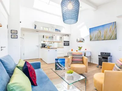 Wohnbereich: Sofa, Sofatisch, Dreh-Sessel, Smart-TV, Insektenschutz FeWo Casa Carmen in PRORA - 2.52