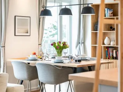 Wohnzimmer: Schlafsofa, TV, Zugang zum Balkon FeWo Deck54 Dachterrasse in PRORA - 3.54