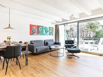 Wohn/Essbereich: Sofa, Sitzbereich, Essbereich, Flach-TV, Balkon Zugang FeWo Strandlust in PRORA - 7.11