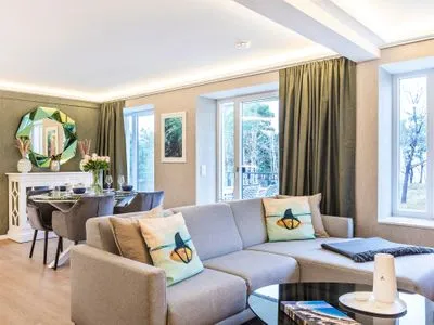 Wohnzimmer: Sofa, TV FeWo Unik in PRORA - 8.22