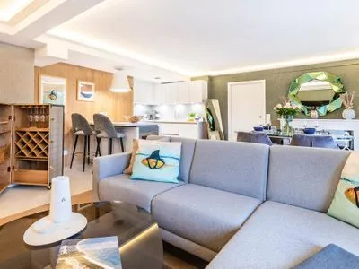 Wohnzimmer: Sofa, TV FeWo Unik in PRORA - 8.22