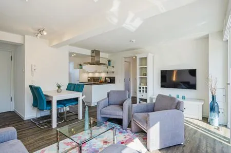 Wohn/Essbereich: Sofa, Sitzbereich, Essbereich, TV, Zugang zum Balkon FeWo Düne 18 in PRORA - 5.21