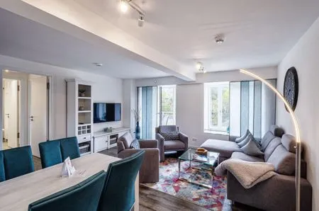 Wohn/Essbereich: Sofa, Sitzbereich, Essbereich, TV, Zugang zum Balkon FeWo Düne 18 in PRORA - 5.21