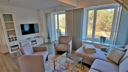 Wohn/Essbereich: Sofa, Sitzbereich, Essbereich, TV, Zugang zum Balkon FeWo Düne 18 in PRORA - 5.21