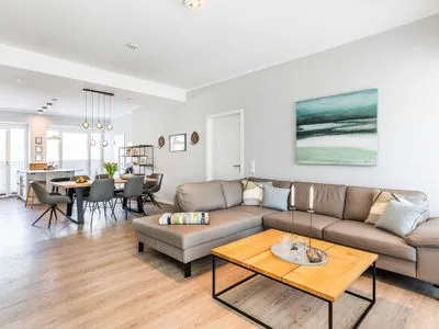 Wohnzimmer: Sofa, TV, Zugang zu den 2 Terrassen FeWo TREIBsand in PRORA - 2.03