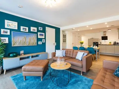 Wohnzimmer: Couch, LED-Flachbildfernseher, Essbereich, WLAN, Kabel, Playstation (4. Generation) und Blu-ray-Player FeWo Sunshine Coast in PRORA - 4.11