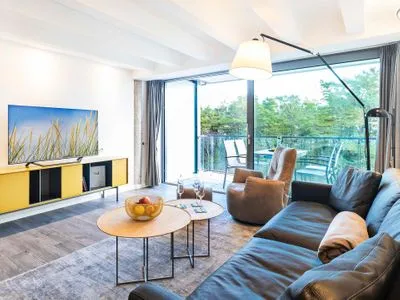 Wohnbereich/Essbereich: Ledercouch mit Tisch, 2 Lederschaukelsessel, Esstisch mit 4 Stühlen, Panoramafenster, Smart-TV, FeWo Sunrise in PRORA - 4.34