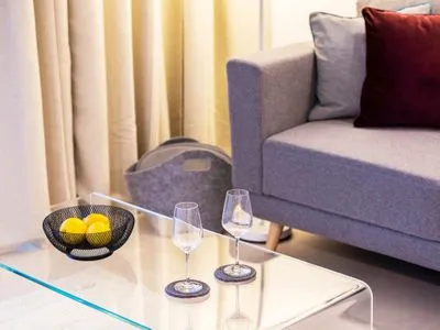 Wohn-/Essbereich: Schlafcouch (90 x 180), Sitzbereich, Essbereich, Smart-TV, mobiles Soundsystem (via Bluetooth), Zugang FeWo Frühlicht in PRORA - 4.36