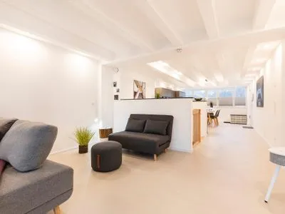 Wohn-/Essbereich: Schlafcouch (90 x 180), Sitzbereich, Essbereich, Smart-TV, mobiles Soundsystem (via Bluetooth), Zugang FeWo Frühlicht in PRORA - 4.36