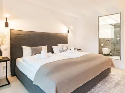 Schlafzimmer 1: Doppelbett (180x200), Schrank, Smart-TV, Verdunkelungsmöglichkeiten, Zugang zum Balkon (Seeseite) FeWo Frühlicht in PRORA - 4.36