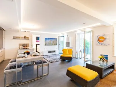 Wohn/Essbereich: TV, Zugang zum Balkon FeWo GiGi in PRORA mit Meerblick | Balkon - 8.42