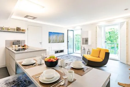 Wohn/Essbereich: TV, Zugang zum Balkon FeWo GiGi in PRORA mit Meerblick | Balkon - 8.42