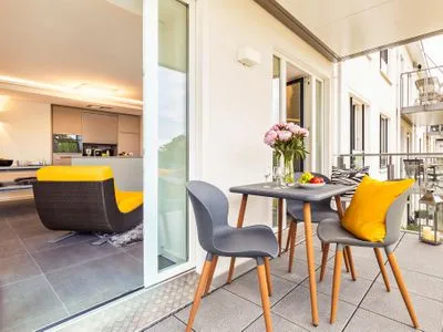 Wohn/Essbereich: TV, Zugang zum Balkon FeWo GiGi in PRORA mit Meerblick | Balkon - 8.42