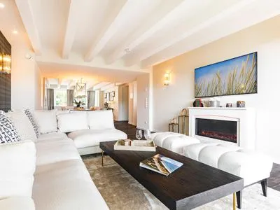 Wohn/Essbereich: Sofa, Sitzbereich, TV, Essbereich, Zugang zum Balkon FeWo Goodlife in PRORA - 7.40