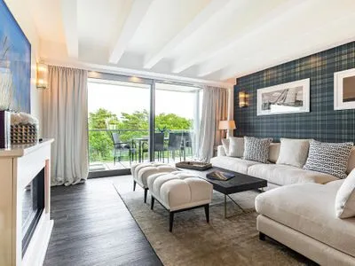 Wohn/Essbereich: Sofa, Sitzbereich, TV, Essbereich, Zugang zum Balkon FeWo Goodlife in PRORA - 7.40