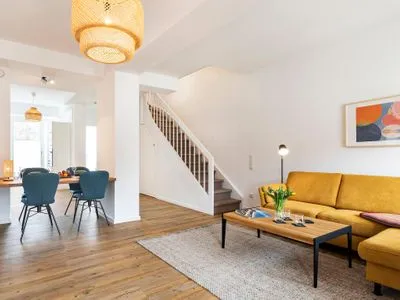 Wohn/Essbereich: Sofa, Sitzbereich, Essbereich, TV--Flachbild, Zugang zur Terrasse FeWo HAPPY in PRORA - 4.02