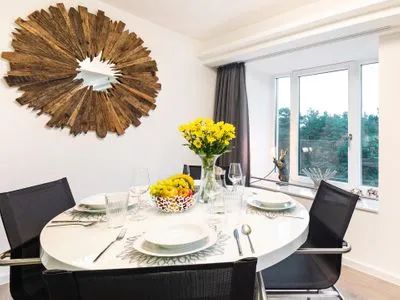 Wohn/Essbereich: Schlafsofa, Sitzbereich, Essbereich, TV, Zugang zum Balkon FeWo Have a nice Day in PRORA - 5.33