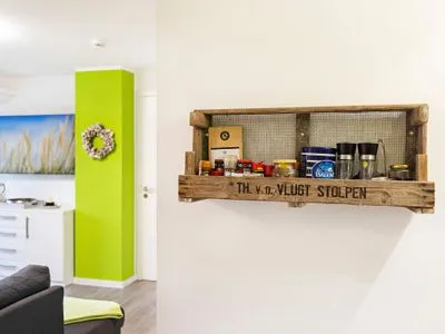 Wohn/Essbereich: Schlafsofa, Sitzbereich, Essbereich, TV, Zugang zum Balkon FeWo Have a nice Day in PRORA - 5.33