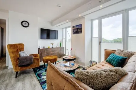 Wohn/Essbereich: Sofa, Sitzbereich, Essbereich, TV, Zugang zum Balkon FeWo Heimathafen Dachterrasse in PRORA - 5.55