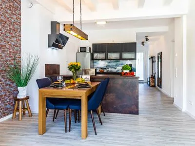 Wohnzimmer: Schlafcouch (140x200), Relax-Sessel, Smart-TV, Ausgang zur Terrasse (Seeseite) FeWo Stubbenkammer in PRORA - 8.04