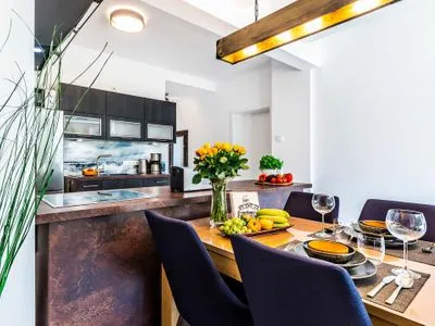 Wohnzimmer: Schlafcouch (140x200), Relax-Sessel, Smart-TV, Ausgang zur Terrasse (Seeseite) FeWo Stubbenkammer in PRORA - 8.04