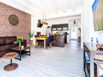 Wohnzimmer: Schlafcouch (140x200), Relax-Sessel, Smart-TV, Ausgang zur Terrasse (Seeseite) FeWo Stubbenkammer in PRORA - 8.04