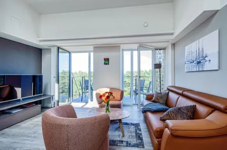 Wohn/Essbereich: Sofa, Sitzbereich, Essbereich, TV, Zugang zum Balkon FeWo Horizont in PRORA - 5.54