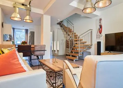 Wohn/Essbereich: Sofa, TV, Teufel-Soundanlage ( Achtung: Internetfernseher, nur mit der Zattoo App möglich, kein Kabel - FeWo Hühnergott in PRORA - 5.07