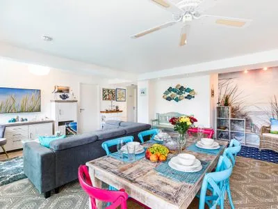 Wohn/Essbereich: Sofa, Sitzbereich, Essbereich, TV, Zugang zum Balkon FeWo Strandmuschel in PRORA mit Strandkorb am Strand & Balkon - 8.32