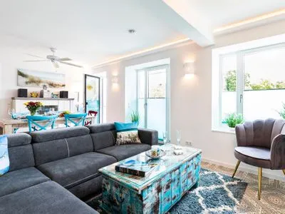 Wohn/Essbereich: Sofa, Sitzbereich, Essbereich, TV, Zugang zum Balkon FeWo Strandmuschel in PRORA mit Strandkorb am Strand & Balkon - 8.32