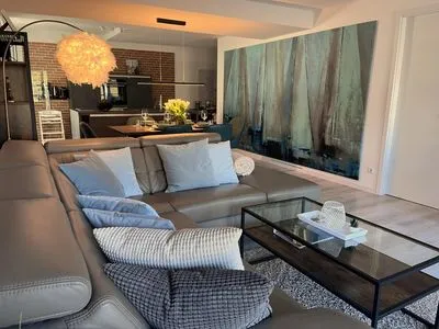 Wohn/Essbereich: Sofa, TV, Zugang zum Balkon FeWo Strandloft in PRORA - 7.12