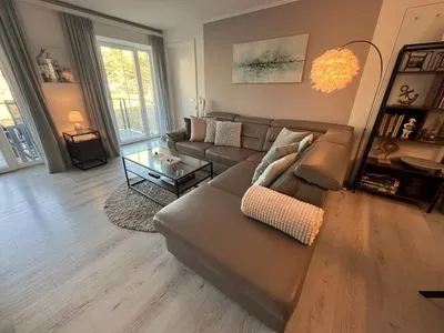 Wohn/Essbereich: Sofa, TV, Zugang zum Balkon FeWo Strandloft in PRORA - 7.12