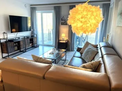 Wohn/Essbereich: Sofa, TV, Zugang zum Balkon FeWo Strandloft in PRORA - 7.12