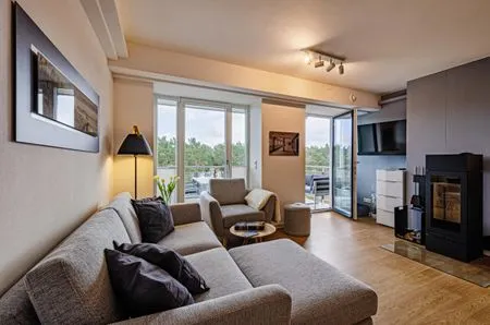 Wohn-/Essbereich: Sofa, TV (Magenta-TV, Netflix-fähig), Bluetooth-Soundbar, Echtholz-Kaminofen (Kaminholz ist nicht im L FeWo KaSaMimb in PRORA - 5.42