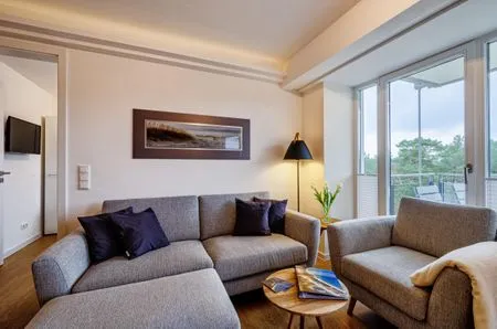 Wohn-/Essbereich: Sofa, TV (Magenta-TV, Netflix-fähig), Bluetooth-Soundbar, Echtholz-Kaminofen (Kaminholz ist nicht im L FeWo KaSaMimb in PRORA - 5.42