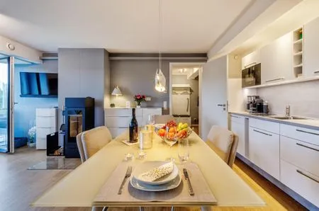 Wohn-/Essbereich: Sofa, TV (Magenta-TV, Netflix-fähig), Bluetooth-Soundbar, Echtholz-Kaminofen (Kaminholz ist nicht im L FeWo KaSaMimb in PRORA - 5.42