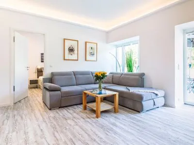 Wohnzimmer: Schlafcouch (120x200), Sessel, Flach-TV, Ausgang Terrasse (Meerseite) FeWo Königsstuhl in PRORA - 8.03