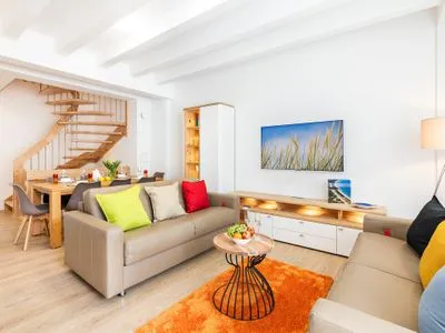 Wohn/Essbereich: Sofa, Sitzbereich, Essbereich, Smart-TV mit Internet, Zugang zur Terrasse FeWo Strandjuwel in PRORA - 3.01