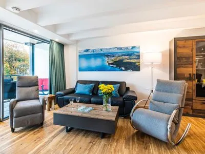 Wohn/Essbereich: Schlafsofa (140x190), Sitzbereich, Essbereich, TV, Zugang zum Balkon FeWo Loft Sturmmöwe in PRORA - 4.12