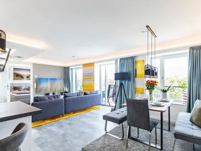 Wohnzimmer: Sofa, TV, Zugang zum Balkon FeWo Malanya Dachterrasse in PRORA - 4.52