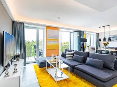 Wohnzimmer: Sofa, TV, Zugang zum Balkon FeWo Malanya Dachterrasse in PRORA - 4.52