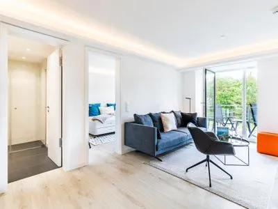 Wohn/Essbereich: Sofa, Sessel, TV, Zugang zum Balkon FeWo MariSol in PRORA Strandnah mit Meerblick & Sauna - 5.22