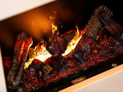 Wohn/Essbereich: Schlafcouch, Sitzbereich, Essbereich, Elektrokamin mit Heizfunktion, TV FeWo Meer geht immer in PRORA - 4.37