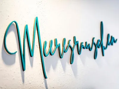 Wohn/Essbereich: Schlafsofa (140x200), Sitzbereich, Essbereich, TV, Zugang zum Balkon FeWo Meeresrauschen Dachterrasse in PRORA - 4.51