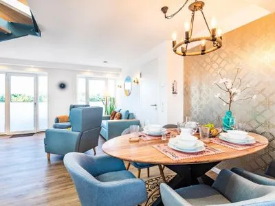 Wohn/Essbereich: Schlafsofa (140x200), Sitzbereich, Essbereich, TV, Zugang zum Balkon FeWo Meeresrauschen Dachterrasse in PRORA - 4.51