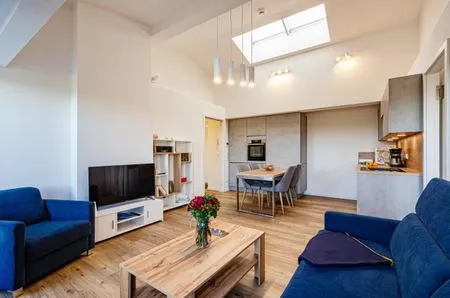 Wohn/Essbereich: Couch und Sessel, TV, Zugang zum Balkon mit Tisch und Stühlen FeWo Meerestraum in PRORA - 5.53