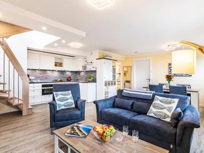 Wohn- und Essbereich: Sofa, TV, Blue Ray Player, Safe, Zugang zum Balkon FeWo MeerGlück Dachterrasse in PRORA - 7.53