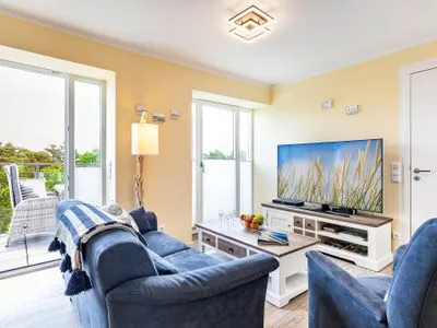 Wohn- und Essbereich: Sofa, TV, Blue Ray Player, Safe, Zugang zum Balkon FeWo MeerGlück Dachterrasse in PRORA - 7.53