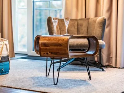 Wohn-/Essraum: Sofa, TV, Zugang zum Balkon FeWo Meerzeit in PRORA - 2.42