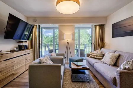 Wohnzimmer: Schlafcouch für 2 Pers., Smart-TV 55 Zoll, Essbereich, Zugang zum Balkon FeWo Moin in PRORA - 9.12